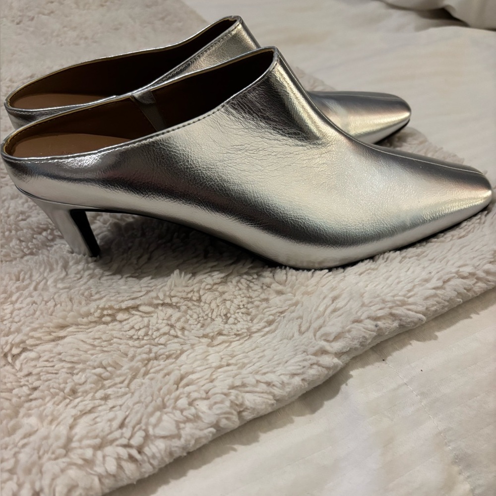 Gorgeous stylish silver mule shoes, super comfortable!